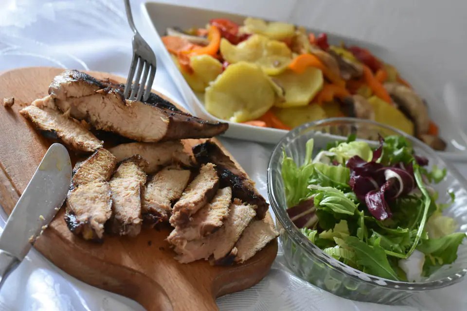 Piept de bibilica la tigaie [GRILL] – rețetă
