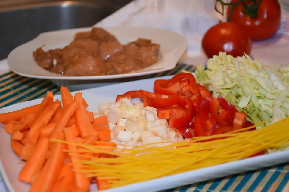 Piept de pui cu legume si taitei – etapa 2