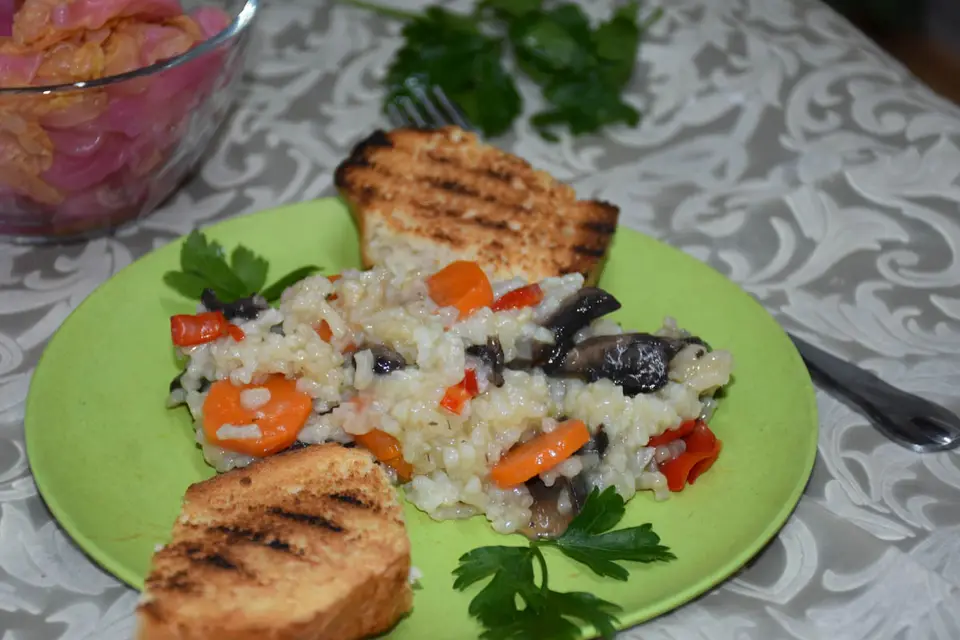 Pilaf de orez de post cu legume și ciuperci – etapa 1