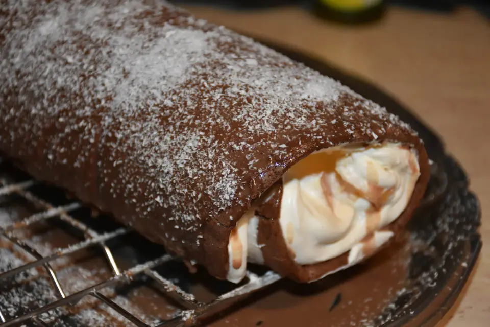 Rulada de cacao cu crema de vanilie si portocale – etapa 6