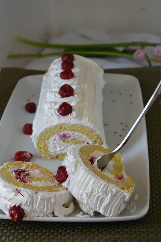 Rulada de vanilie cu crema de branza si visine – etapa 2