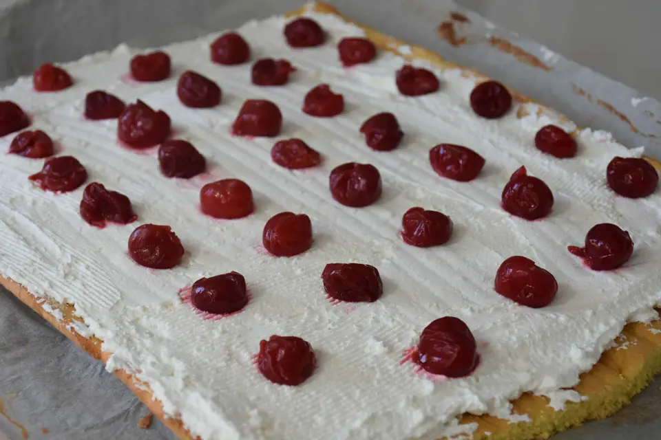 Rulada de vanilie cu crema de branza si visine – etapa 4