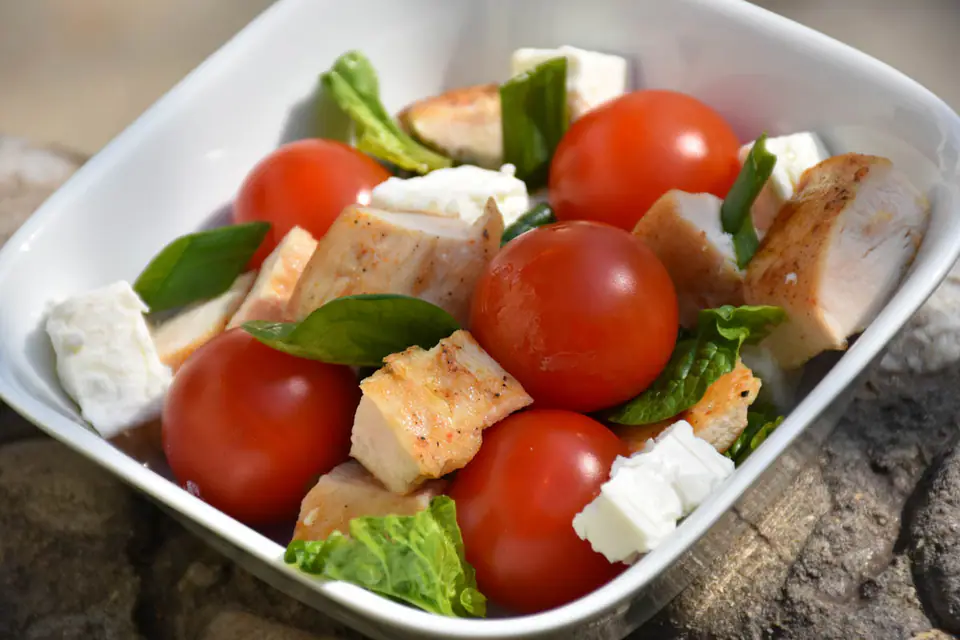 Salata cu piept de pui si rosii cherry – rețetă