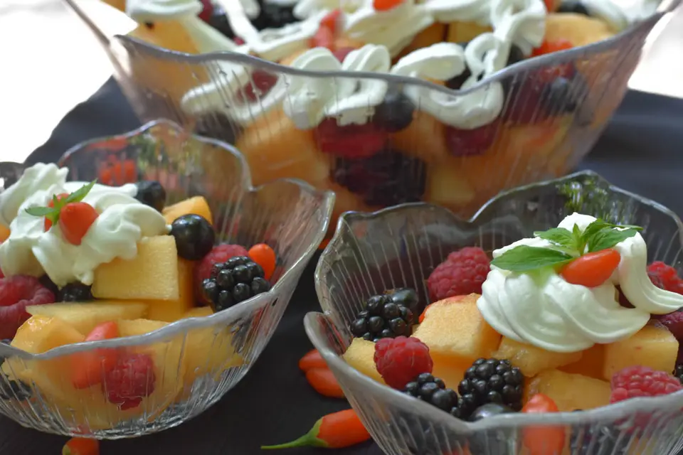 Salată de fructe cu pepene galben – etapa 1