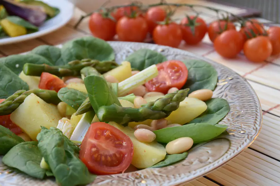 Salata de legume cu spanac – rețetă