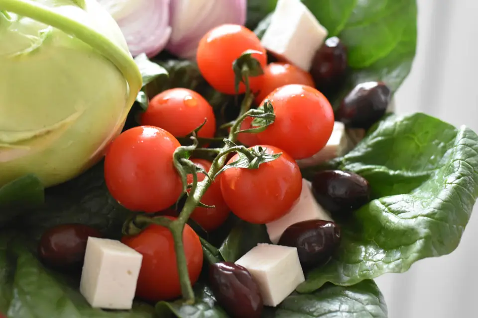 Salata de spanac cu branza si masline – etapa 1