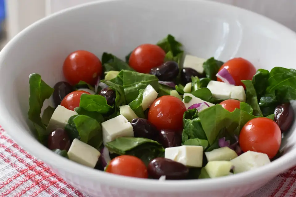 Salata de spanac cu branza si masline – etapa 2