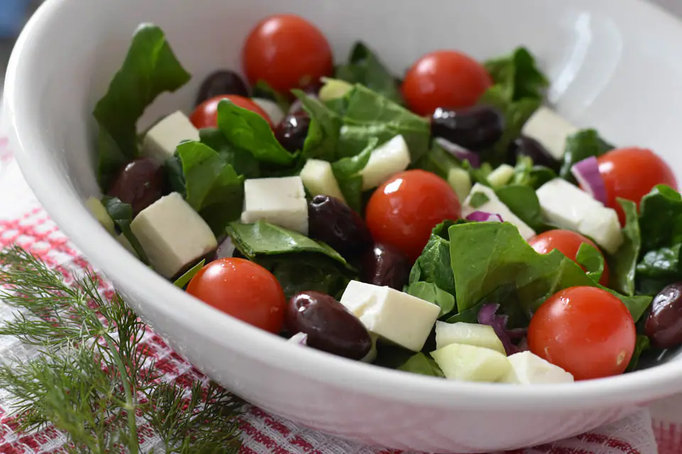 Salata de spanac cu branza si masline – rețetă