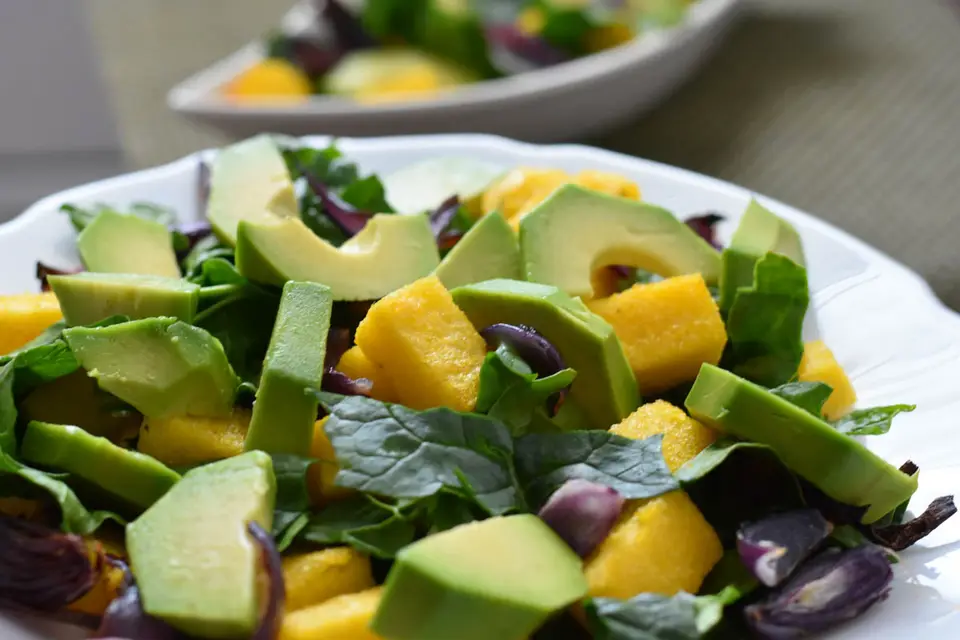 Salata de spanac cu ceapa rosie, avocado si crutoane de mamaliga – etapa 1