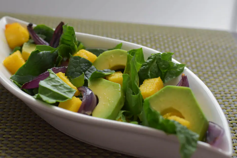 Salata de spanac cu ceapa rosie, avocado si crutoane de mamaliga – rețetă