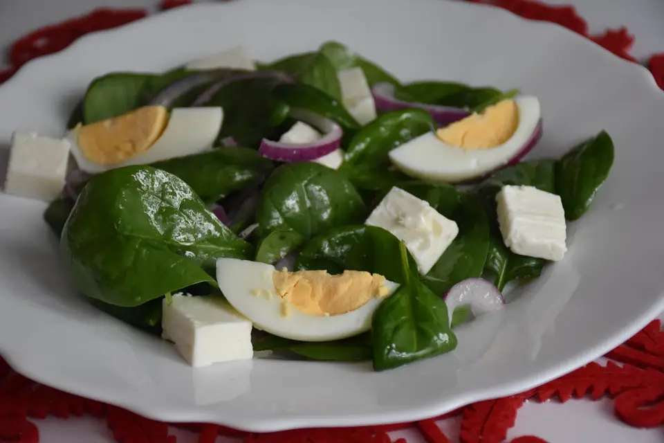 Salata de spanac cu oua si branza feta – etapa 1