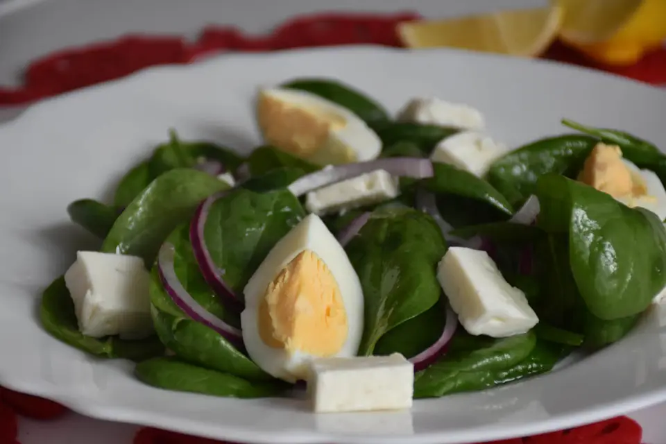 Salata de spanac cu oua si branza feta – etapa 2