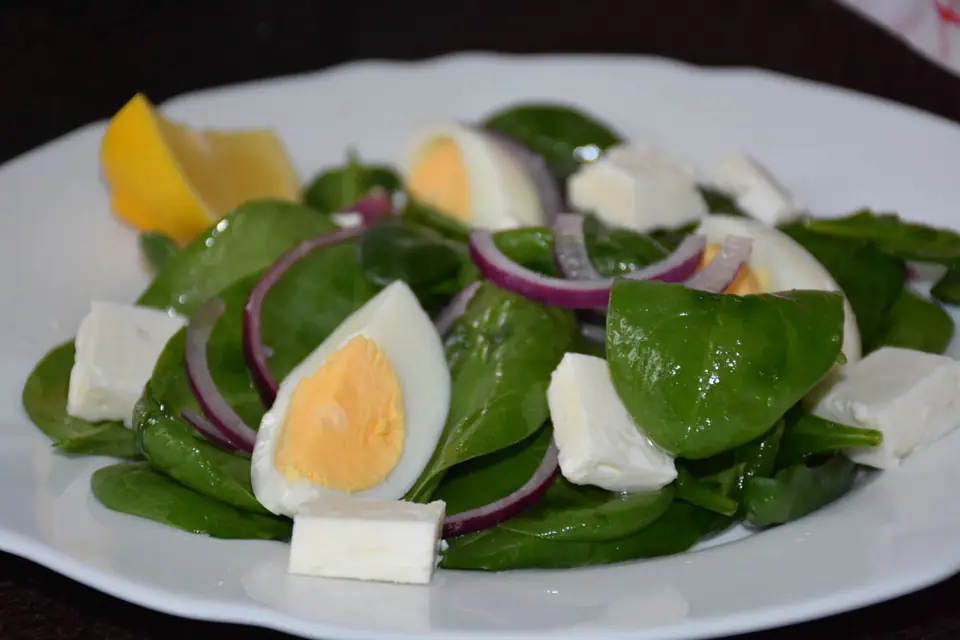 Salata de spanac cu oua si branza feta – rețetă