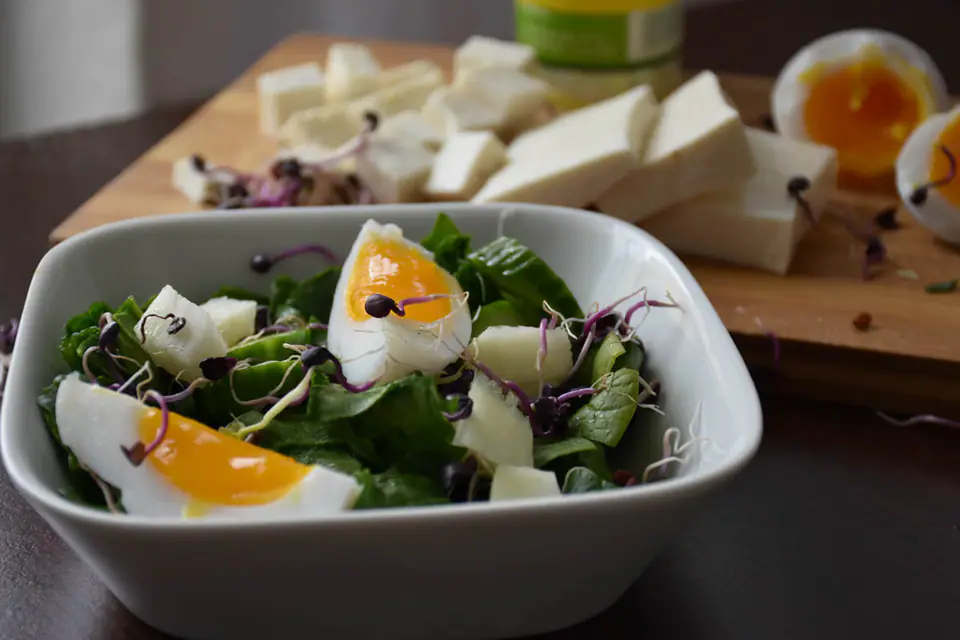 Salata de spanac cu oua si germeni de ridiche – rețetă