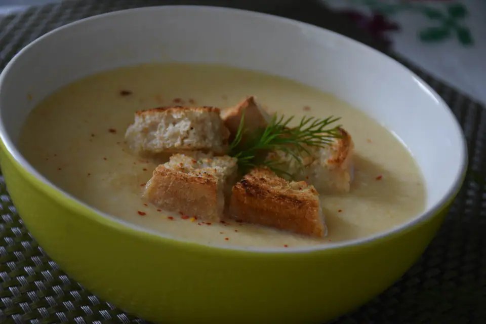 Supa crema de conopida cu piept de pui – rețetă
