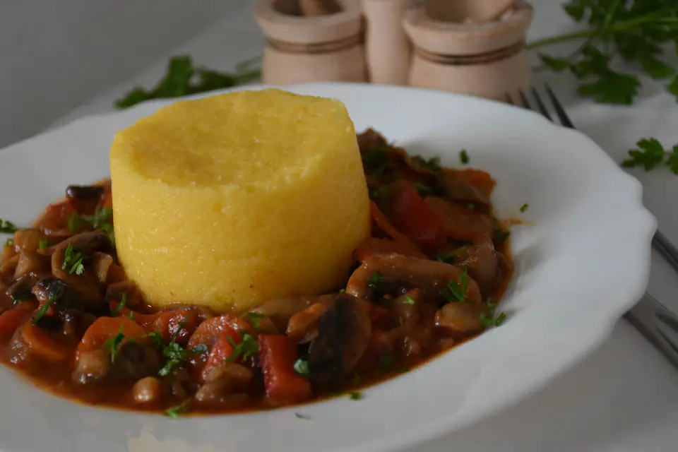 Tocanita de ciuperci cu mamaliga – rețetă