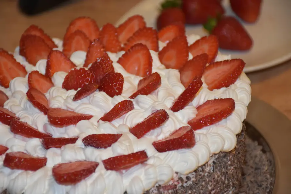 Tort cu capsuni – etapa 4