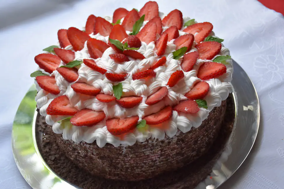 Tort cu capsuni – rețetă