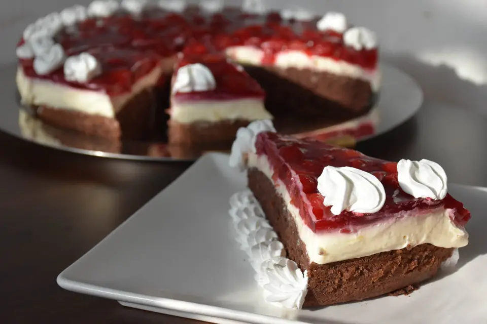 Tort cu crema de vanilie si jeleu de visine – etapa 1