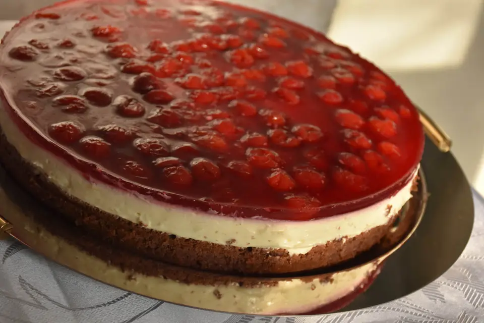 Tort cu crema de vanilie si jeleu de visine – etapa 3