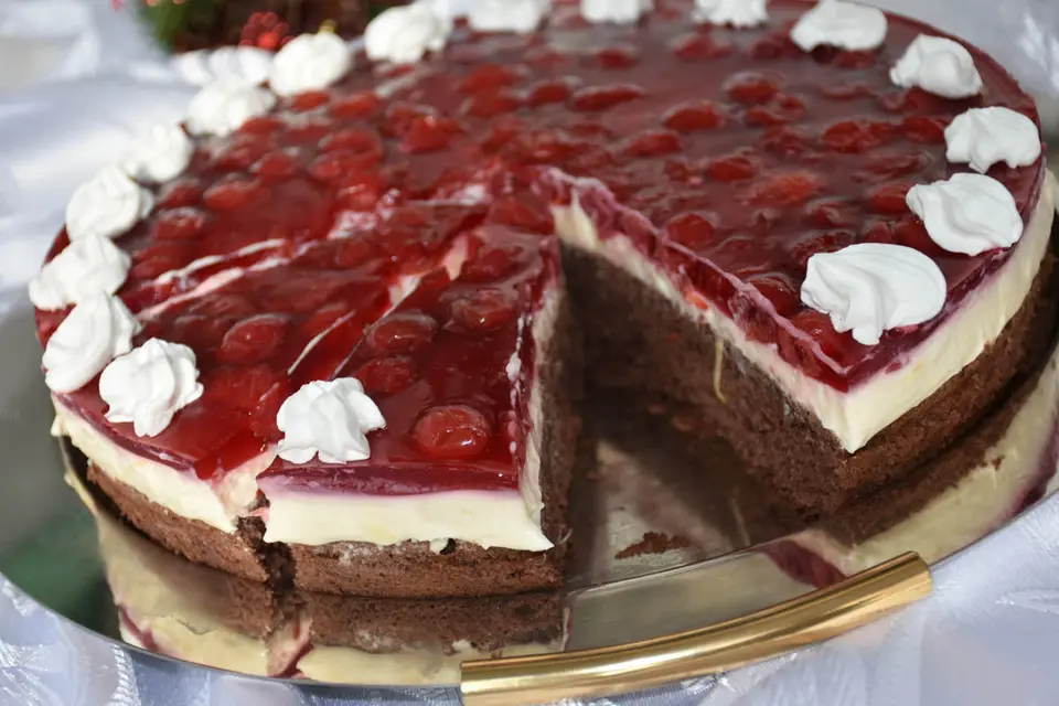 Tort cu crema de vanilie si jeleu de visine – etapa 4