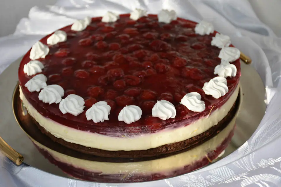 Tort cu crema de vanilie si jeleu de visine – rețetă