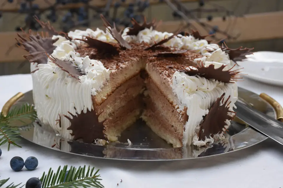 Tort cu crema ganache si stelute din ciocolata – etapa 2