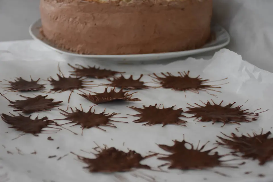 Tort cu crema ganache si stelute din ciocolata – etapa 3