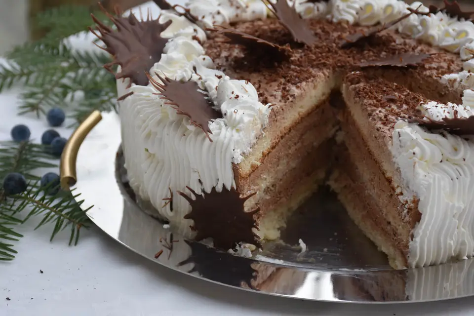 Tort cu crema ganache si stelute din ciocolata – etapa 4