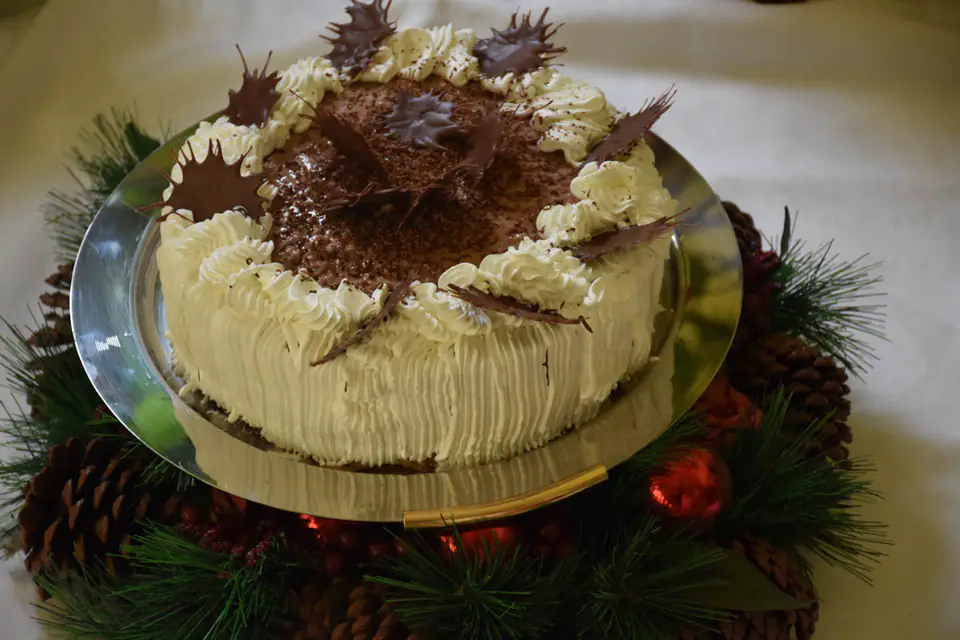 Tort cu crema ganache si stelute din ciocolata – rețetă